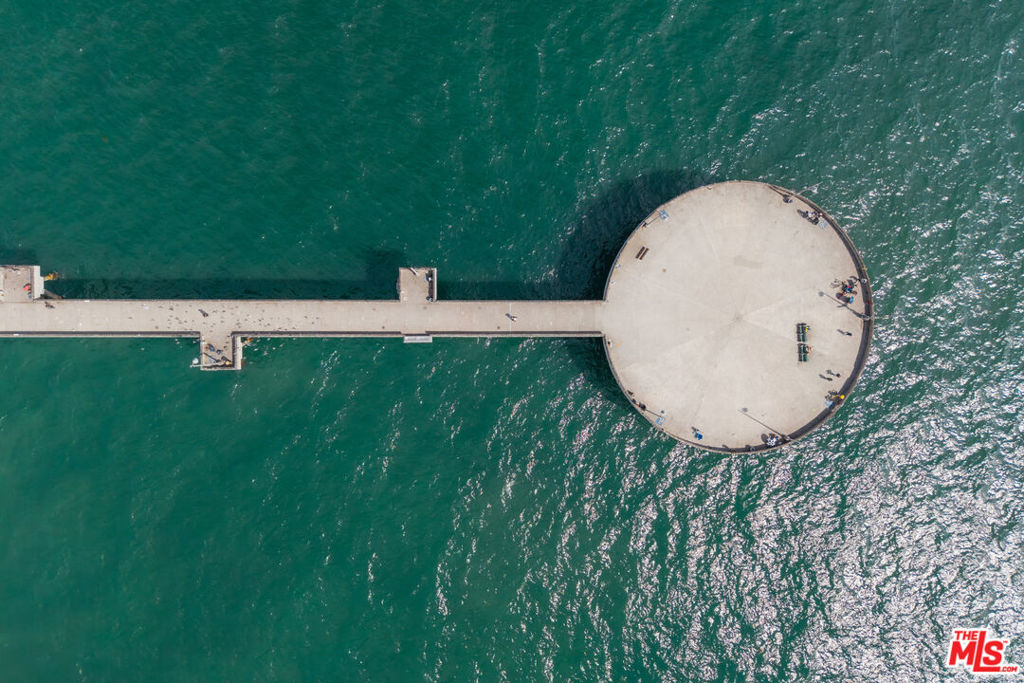https://media.crmls.org/mediaz/c76f3f48-00fe-4b4e-8255-c6800ec8204d.jpg?preset=X-Large