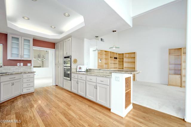 3695 Mapleknoll Place, Thousand Oaks CA: https://media.crmls.org/mediaz/c76fca1f-ede8-45d1-bed0-47c7a2df8996.jpg