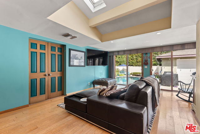 7132 Kentwood Avenue, Los Angeles CA: https://media.crmls.org/mediaz/c771403c-4ef1-4831-abf1-3c5ab474e0f5.jpg