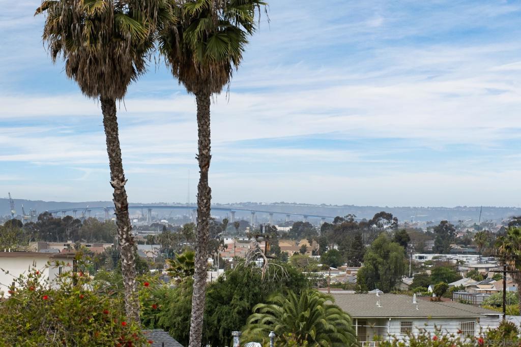 https://media.crmls.org/mediaz/c771b0ae-8681-46a5-978c-8998f2293068.jpg?preset=X-Large