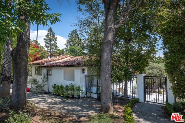 905 Hartford Drive, Beverly Hills CA: https://media.crmls.org/mediaz/c7720f99-e393-48b4-be6f-dcc7fb8bdad5.jpg