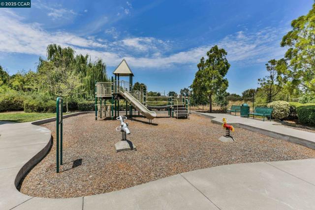 5269 S Montecito Dr, Concord CA: https://media.crmls.org/mediaz/c7721def-72b7-4044-9295-f02f0a014ce1.jpg