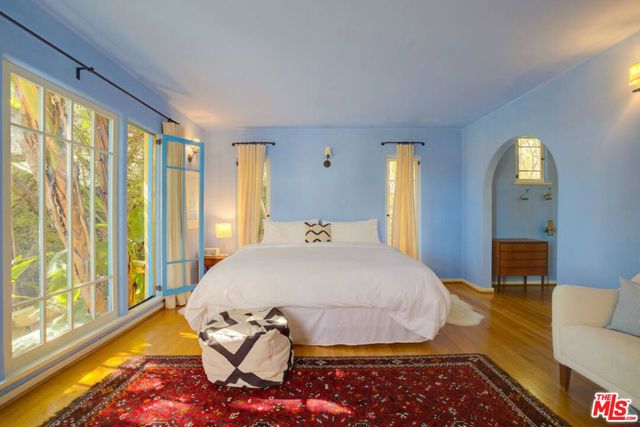 4778 Cromwell Avenue, Los Angeles CA: https://media.crmls.org/mediaz/c7729540-df7f-4cf0-9ae6-94dafc22082a.jpg