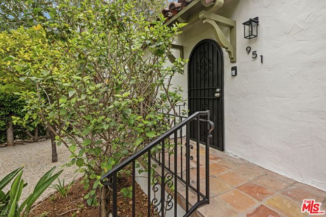 951 N Martel Avenue, Los Angeles CA: https://media.crmls.org/mediaz/c772d3e6-404a-4a73-ba78-300ecf8f99c0.jpg