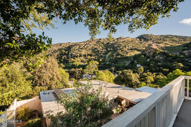 1088 Alta Vista Road, Simi Valley CA: https://media.crmls.org/mediaz/c7747faa-5e98-4443-a53a-90a9c90e793b.jpg