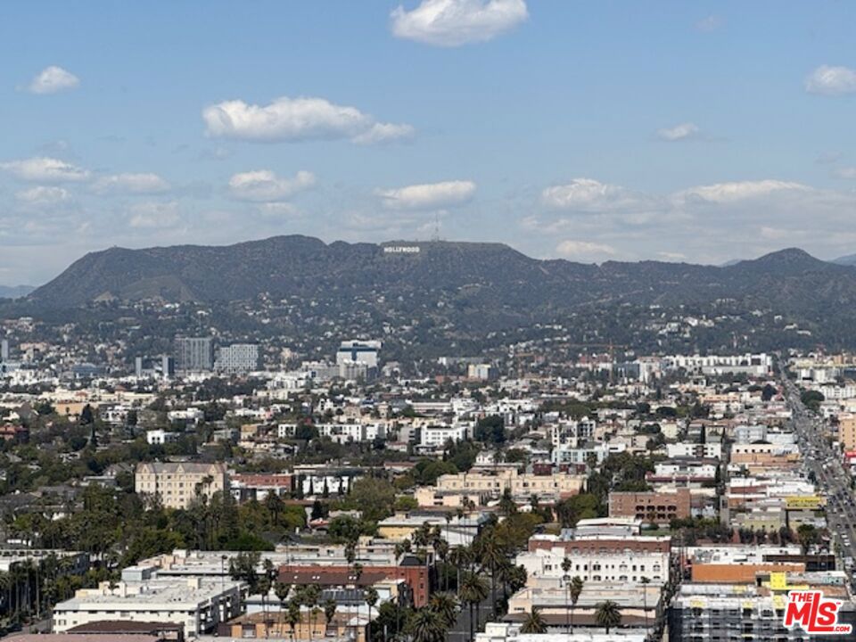 https://media.crmls.org/mediaz/c7757867-b9ea-4a24-bfc8-c14d2acf129a.jpg?preset=X-Large