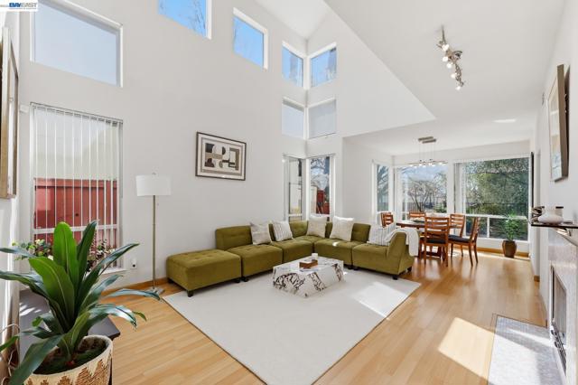 906 Vista Pointe Dr, San Ramon CA: https://media.crmls.org/mediaz/c775fe47-335b-42a9-88ea-0f18cfa158b9.jpg