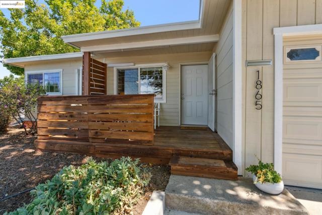 1865 Overhill Rd, Concord CA: https://media.crmls.org/mediaz/c7781283-76d3-46dd-b5d7-11acc4b44ffb.jpg