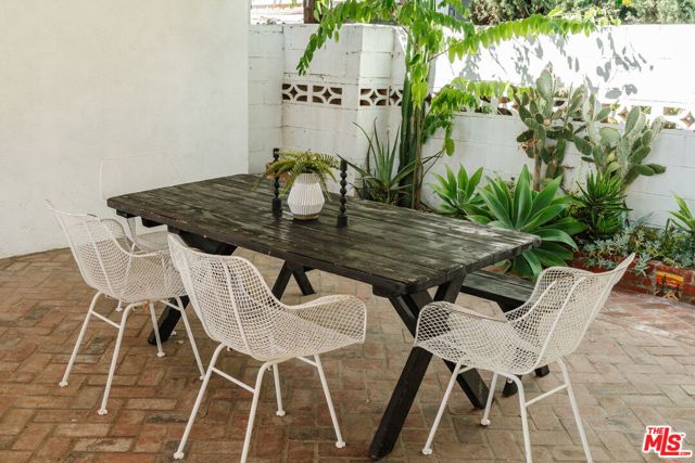 5421 Stratford Road, Los Angeles CA: https://media.crmls.org/mediaz/c779f077-8bd0-46d8-a14c-42c038e24cfb.jpg