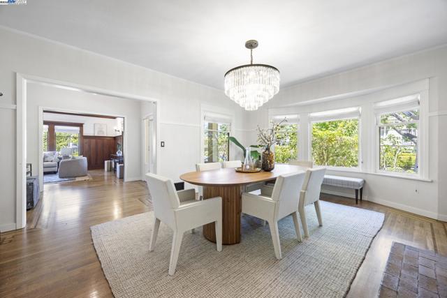 898 Union St, Alameda CA: https://media.crmls.org/mediaz/c77ba833-925a-4011-98da-b24f4310b118.jpg
