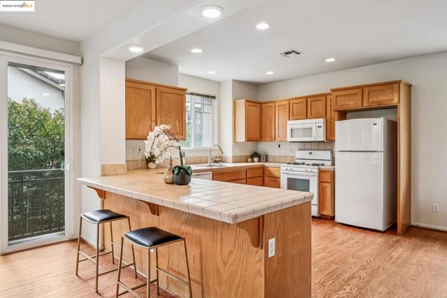 1861 Parkside Dr, Concord CA: https://media.crmls.org/mediaz/c77c17fa-11e7-4c8c-bb18-8f3e95be266e.jpg