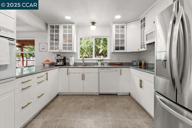 66 Del Hambre Cir, Walnut Creek CA: https://media.crmls.org/mediaz/c77c2a8d-d026-4d06-8bbe-2b70ab56ffe6.jpg