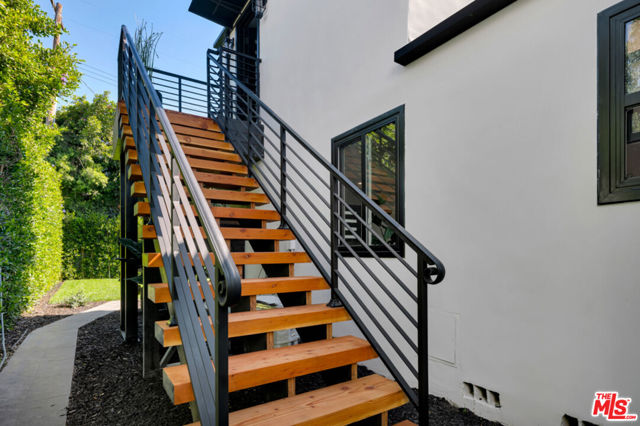418 N Bowling Green Way, Los Angeles CA: https://media.crmls.org/mediaz/c77c4909-5836-4767-8a9a-6de99f090c39.jpg