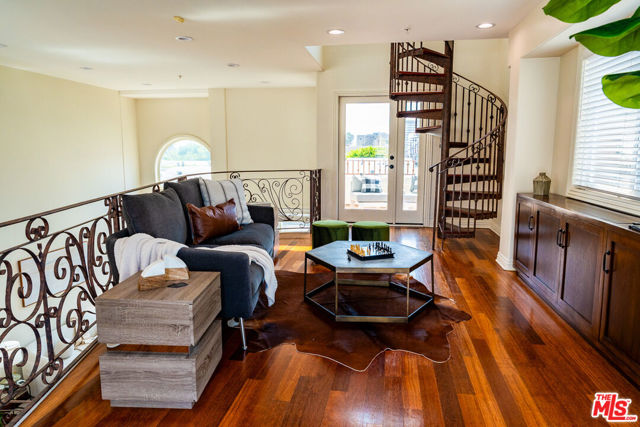 844 3rd Street, Santa Monica CA: https://media.crmls.org/mediaz/c77ce581-b4aa-404f-b4a7-a7d90f57d1a8.jpg