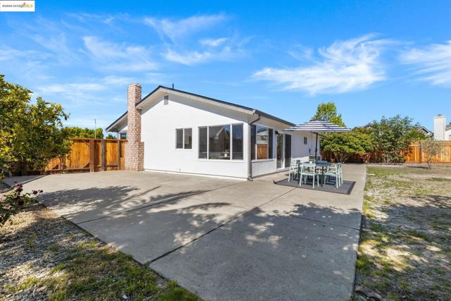 34841 Potomac River Pl, Fremont CA: https://media.crmls.org/mediaz/c77d6e7a-e7c0-4777-a0d3-1a280304d94f.jpg