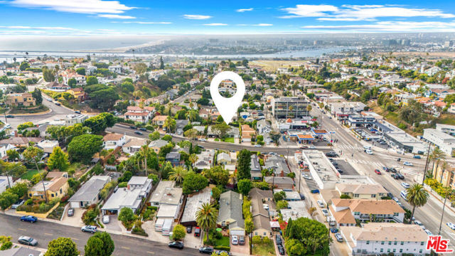 427 W Manchester Avenue, Playa del Rey CA: https://media.crmls.org/mediaz/c77de999-0447-42be-9449-a18f4a57b5ec.jpg