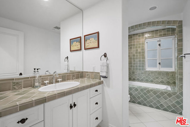 18414 Corazon Circle, Tarzana CA: https://media.crmls.org/mediaz/c77f5025-96f1-4564-9425-1d690941e981.jpg