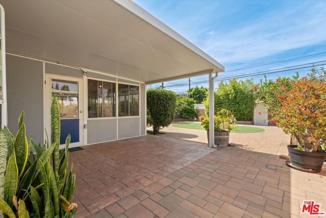 9313 Hayvenhurst Avenue, North Hills CA: https://media.crmls.org/mediaz/c77f5e05-c9cc-49c5-b683-eee27da4acb5.jpg