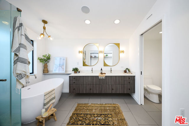 746 Brooks Avenue, Venice CA: https://media.crmls.org/mediaz/c77fd67b-3dc6-477f-943f-f4a4c2280549.jpg