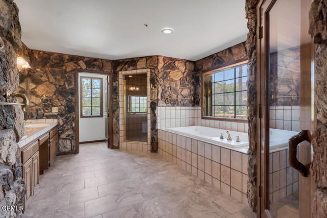 11395 Highridge Court, Camarillo CA: https://media.crmls.org/mediaz/c7805de9-93de-41c1-8596-4a9fb52db496.jpg