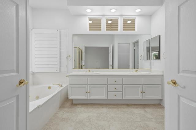 Image 25 of 42 For 78663 Como Court