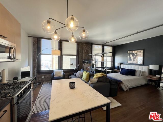 460 S Spring Street, Los Angeles CA: https://media.crmls.org/mediaz/c7816d44-a7e3-492f-94d0-3c7daef4e4ed.jpg