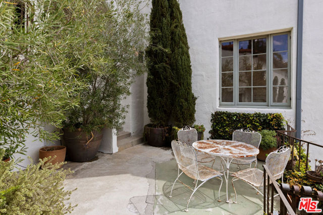 6856 Los Altos Place, Los Angeles CA: https://media.crmls.org/mediaz/c78206c3-2c57-4bec-bdf8-3800edd4a587.jpg
