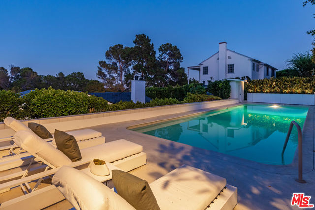 365 Norcroft Avenue, Los Angeles CA: https://media.crmls.org/mediaz/c7825e5f-994b-4b4f-9740-64a0a1db69ac.jpg