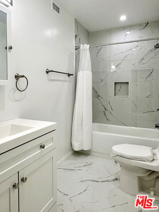 170 N Orange Drive, Los Angeles CA: https://media.crmls.org/mediaz/c782e8ec-4707-432b-99a2-88b4b0e15dfc.jpg
