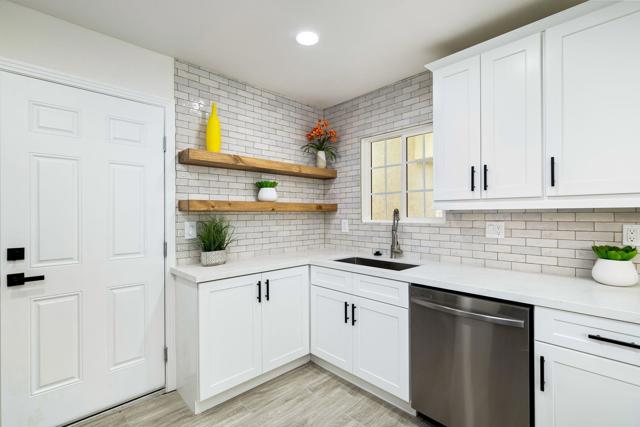 52885 Avenida Carranza, La Quinta CA: https://media.crmls.org/mediaz/c78366c9-e18e-405e-8244-6b685ead3ea2.jpg