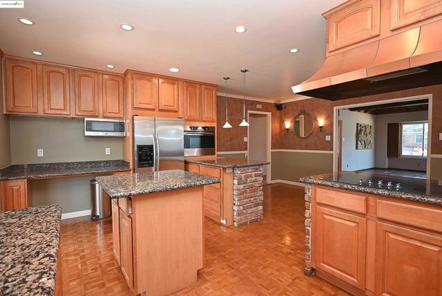 44 Oak Hill Cir, Oakland CA: https://media.crmls.org/mediaz/c784cec7-6047-4720-99fb-8472b4c5e1f3.jpg