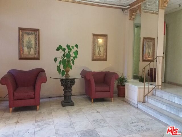 603 S Cochran Avenue, Los Angeles CA: https://media.crmls.org/mediaz/c787c783-1ae0-4e7e-a22d-7d8e37724f62.jpg