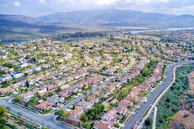 993 Hawthorne Creek Dr, Chula Vista CA: https://media.crmls.org/mediaz/c7898027-b940-45a3-8a6d-4cc2d672da84.jpg