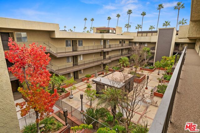 125 W Mountain Street, Glendale CA: https://media.crmls.org/mediaz/c789acbd-c21e-40b7-a126-f5258222d334.jpg