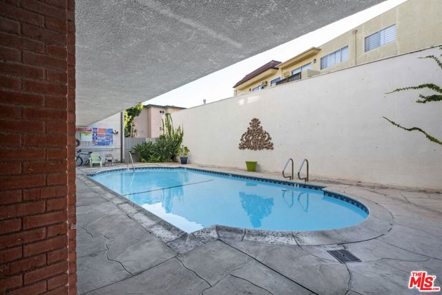 5951 Canterbury Drive, Culver City CA: https://media.crmls.org/mediaz/c789e66c-78e3-45b9-af49-d0a25355bd5b.jpg