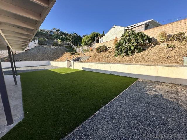 7684 Meadowbrook Ct, San Diego CA: https://media.crmls.org/mediaz/c78a9a2c-1a88-4689-b7a7-523cba1049ab.jpg