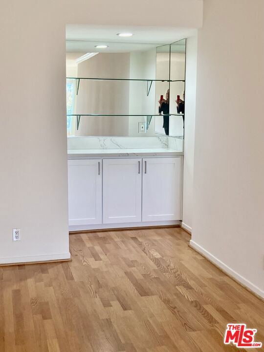 1097 S Bedford Drive, Los Angeles CA: https://media.crmls.org/mediaz/c78ab609-186f-4088-8efd-1de597b67d73.jpg