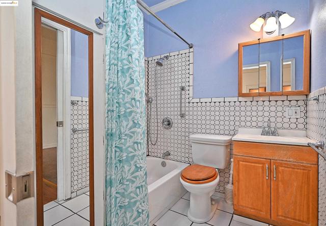 672 33Rd St, Oakland CA: https://media.crmls.org/mediaz/c78ba11e-be75-41a9-b415-b0e800a59979.jpg