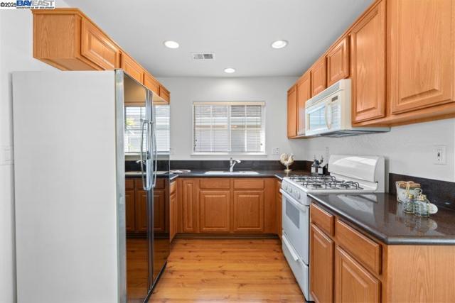 1525 Whispering Oaks Way, Pleasanton CA: https://media.crmls.org/mediaz/c78c5f47-8f1f-4018-852a-650aade0cffe.jpg