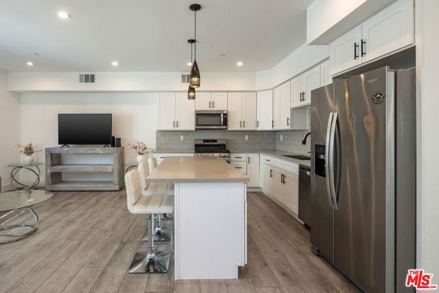 13822 Oxnard Street photo 15