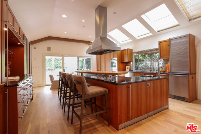 628 N Elm Drive, Beverly Hills CA: https://media.crmls.org/mediaz/c78d4205-c8ab-4a90-9265-1b882132580a.jpg