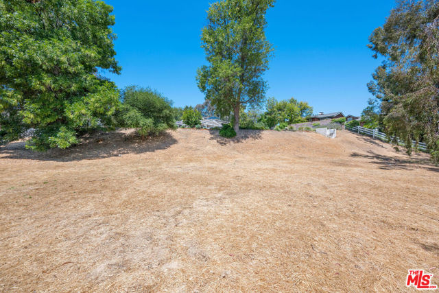 24884 Jim Bridger Road, Hidden Hills CA: https://media.crmls.org/mediaz/c78ddd5e-e9c6-451d-95f3-134664283f3f.jpg