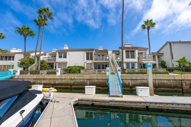 94 Kingston Ct W, Coronado CA: https://media.crmls.org/mediaz/c78e557b-6c7e-4aeb-b447-59c8f77d5019.jpg