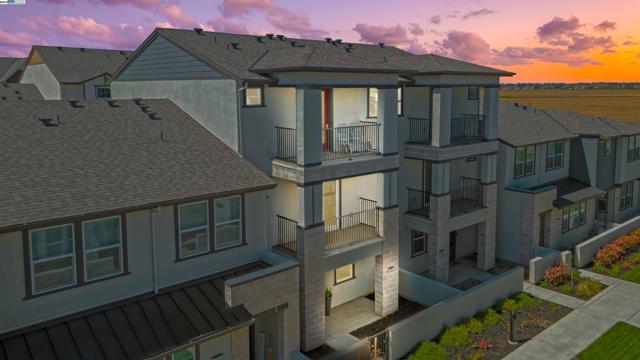 3062 Beaded Mist Walk, Sacramento CA: https://media.crmls.org/mediaz/c78e7778-65e8-42ef-b6f7-523e965c94f1.jpg