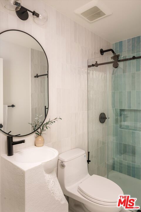 2313 Banyan Drive, Los Angeles CA: https://media.crmls.org/mediaz/c78fe632-6e73-49ac-9dc1-1b2bcec2f7ed.jpg