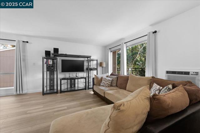 8975 Alcosta Blvd, San Ramon CA: https://media.crmls.org/mediaz/c7911d0f-ade6-4d9b-b427-8b1edea457a4.jpg