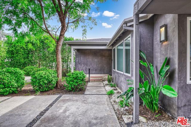 23018 Leonora Drive, Woodland Hills CA: https://media.crmls.org/mediaz/c7913507-a278-4dd6-8377-5efb0437d1d5.jpg