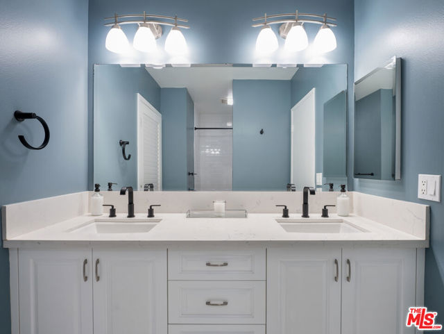 927 N Kings Road, West Hollywood CA: https://media.crmls.org/mediaz/c7913fce-010c-485f-8b1c-3ac4a20c70fc.jpg