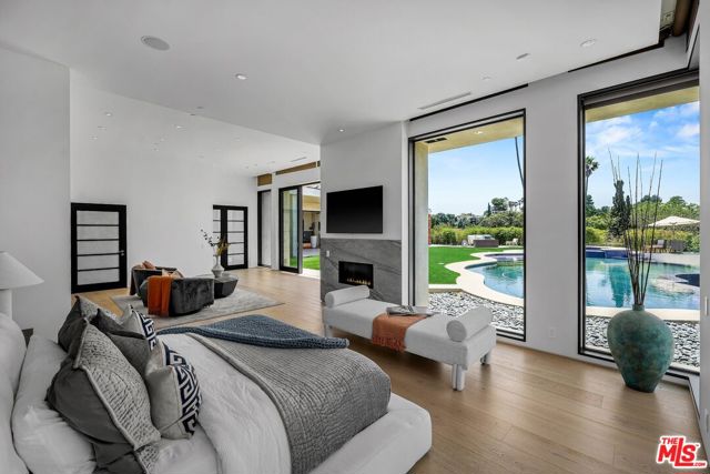 455 Castle Place, Beverly Hills CA: https://media.crmls.org/mediaz/c791f6ab-c8e9-46d4-ba97-837d424ebe18.jpg