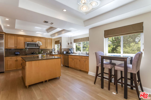 3943 Avenida Del Sol, Studio City CA: https://media.crmls.org/mediaz/c7926b0d-7d8f-4606-a3d7-d5efb0b6e8f0.jpg